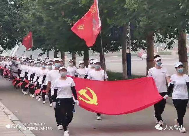 8年过去了,当年的非洲“讨水男孩”，被游客收养后，过得怎么样？
